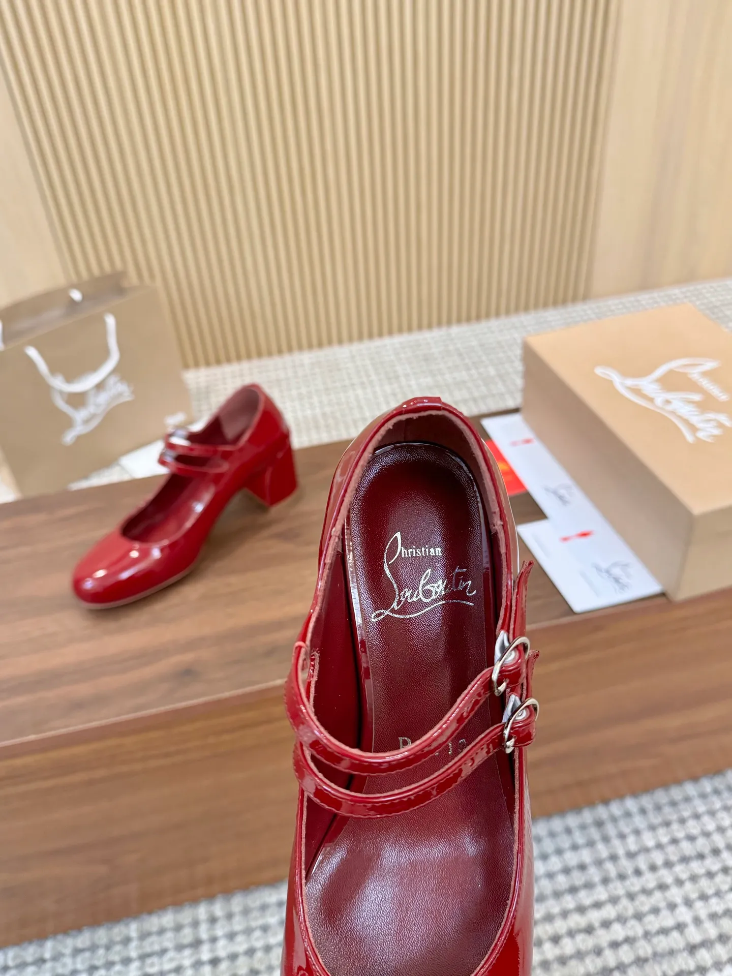 👟👟Ex-factory price 660👟👟 Christian Louboutin CL👠 "Patent Leather Series" Noble and luxurious, real blingbling✨ Real materials, all customized by the pattern maker, and the materials are made of original customized materials to achieve the taste of the original. 6 color options💍Upper: imported 👉cow patent leather💪 Inner: sheepskin feet/lining Size: 34-40.41.42 Heel height: 6.5cm Genuine leather sole